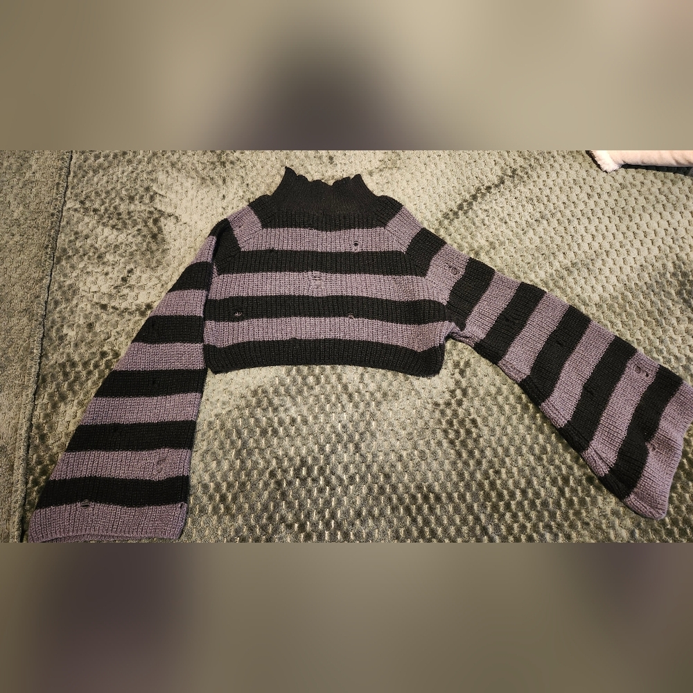Romwe Knitted Distressed Striped Black & Gray Crop Sweater